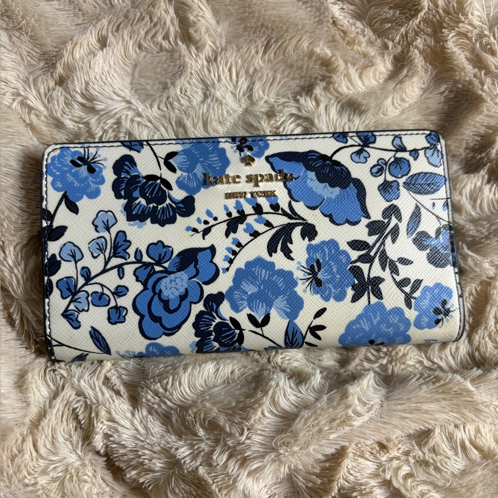 SOLD!! Kate Spade Cream and Blue Floral Wallet - Picture 1 of 9